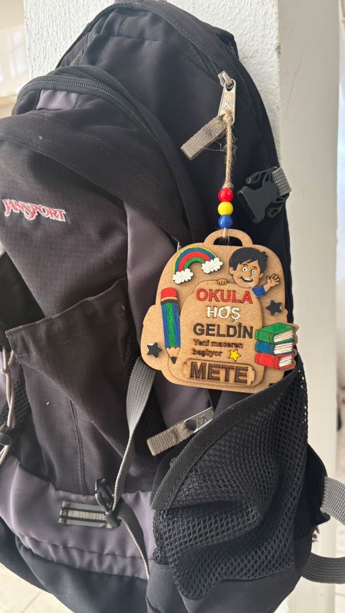 Okula Hoş Geldin İsimli Ahşap Çanta Süsü Erkek Çocuk – Boyama Etkinliği